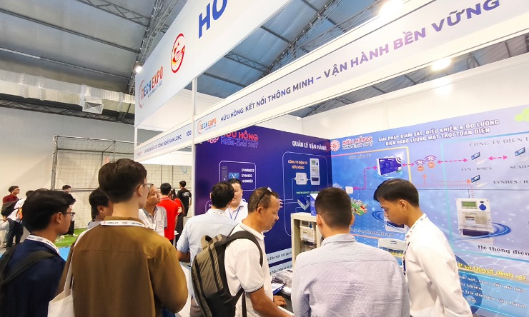 Gian hàng Hữu Hồng thu hút đông đảo khách hàng ghé thăm