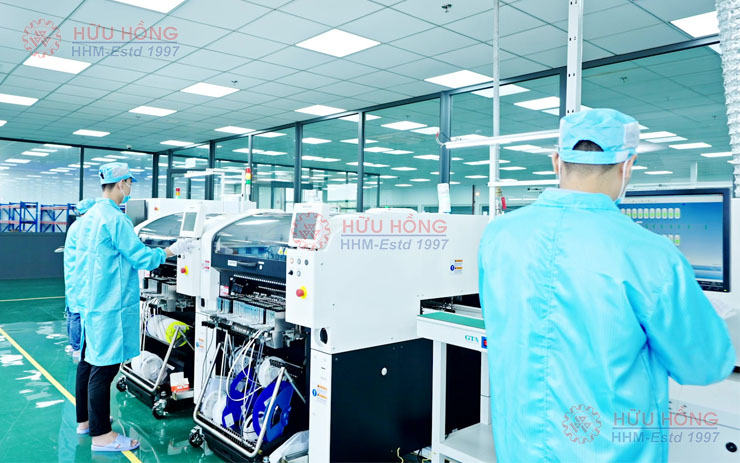 Dây chuyền sản xuất SMT hiện đại, kỹ thuật viên giám sát trực tiếp